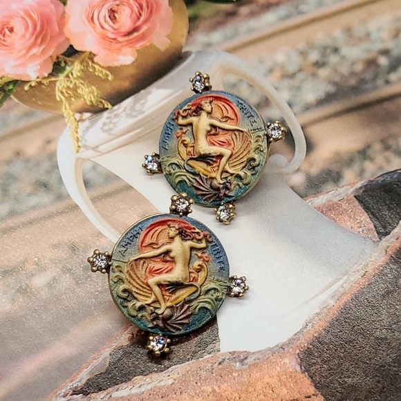 Elegant Art Nouveau Alluring Lady Crystal Crystal Embellished Gold Earrings - Picture 7 of 13